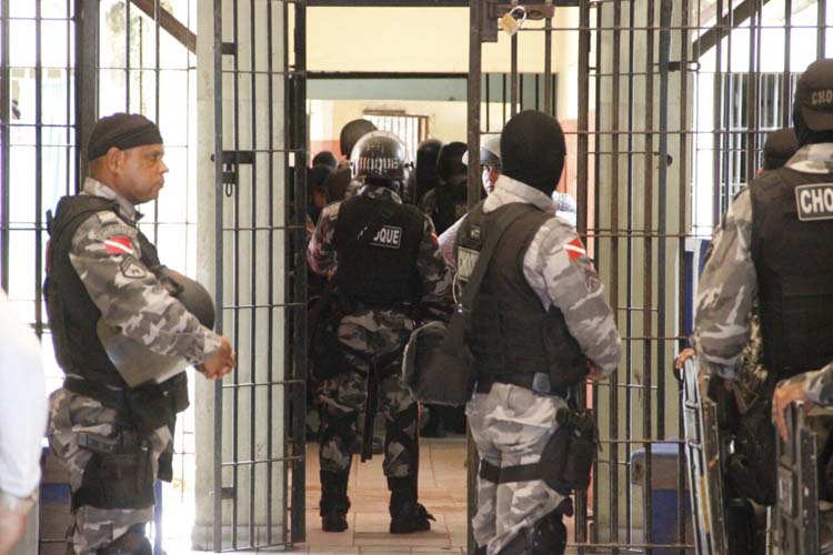 
        
            Após negociação, termina rebelião no PEM I
        
    
