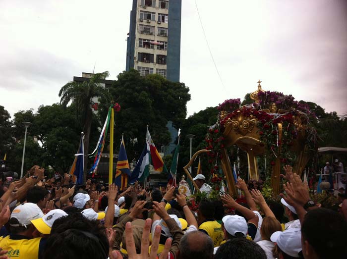 
        
            Devoção e solidariedade movem devotos
        
    