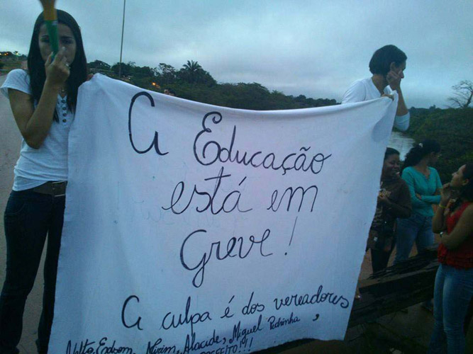 
        
            Professores interditam a rodovia BR-230, em Pacajá
        
    