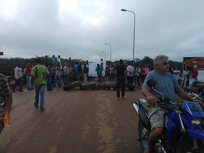 
        
            Professores interditam a rodovia BR-230, em Pacajá
        
    