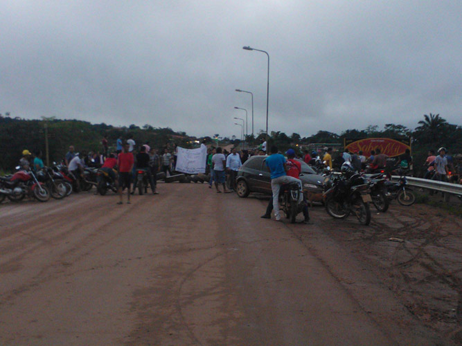 
        
            Professores interditam a rodovia BR-230, em Pacajá
        
    