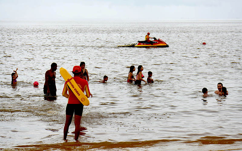 
        
            Banhistas aproveitam praia de Outeiro no domingo de Páscoa
        
    