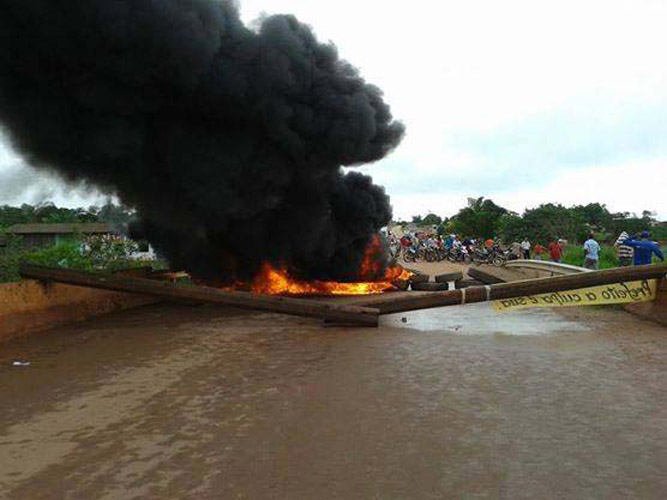 
        
            Professores interditam a rodovia BR-230, em Pacajá
        
    