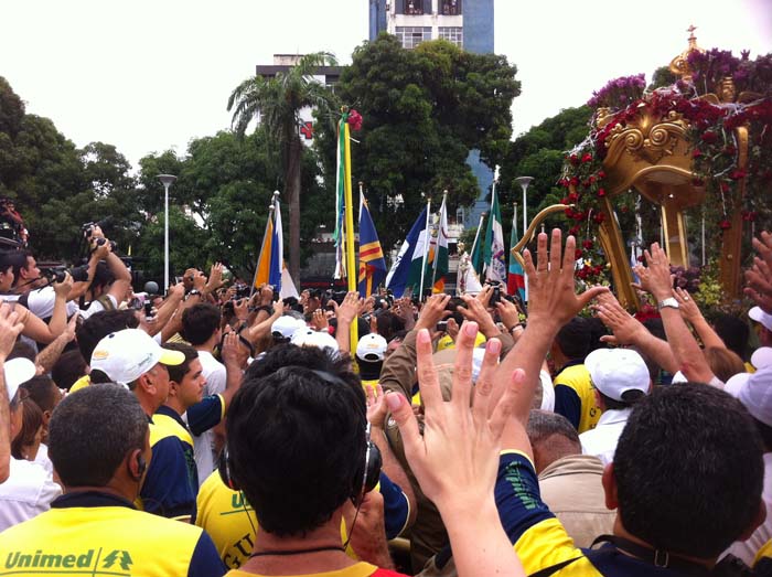 
        
            Devoção e solidariedade movem devotos
        
    