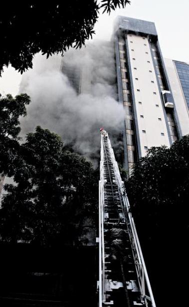 
        
            Veja fotos exclusivas do prédio do INSS destruído 
        
    