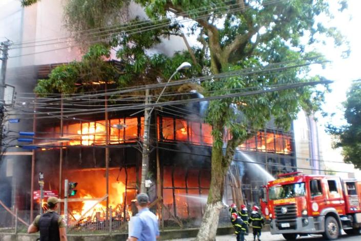 
        
            Veja fotos exclusivas do prédio do INSS destruído 
        
    