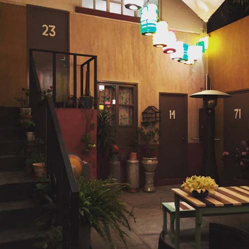 
        
            Brasileira ganha concurso e passa noite na Vila do Chaves
        
    