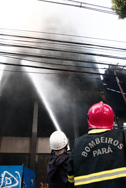 
        
            Veja fotos exclusivas do prédio do INSS destruído 
        
    