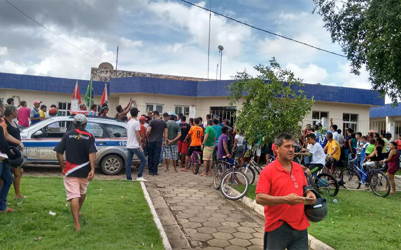 
        
            Trio faz clientes reféns em agência dos Correios
        
    