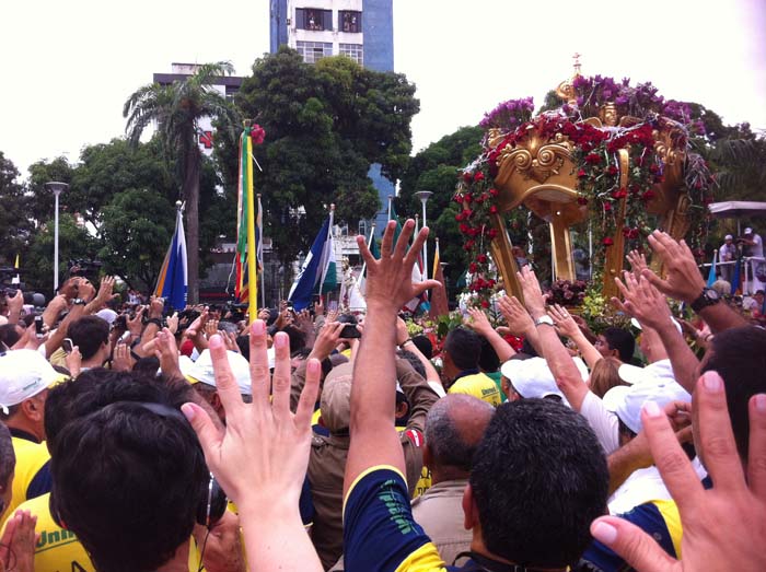 
        
            Devoção e solidariedade movem devotos
        
    
