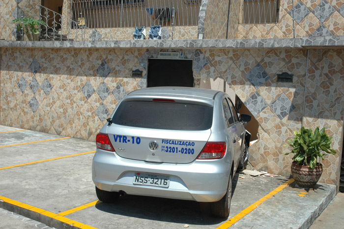 
        
            Carro destrói fachada de casa no Telégrafo
        
    