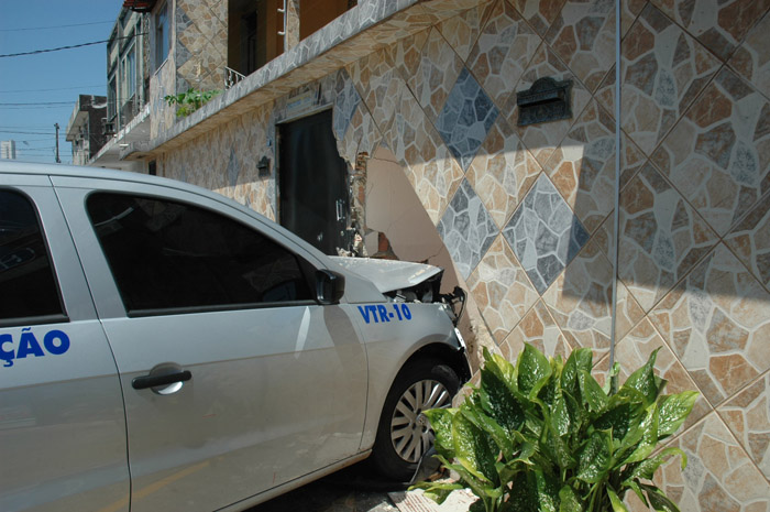 
        
            Carro destrói fachada de casa no Telégrafo
        
    