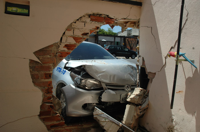 
        
            Carro destrói fachada de casa no Telégrafo
        
    