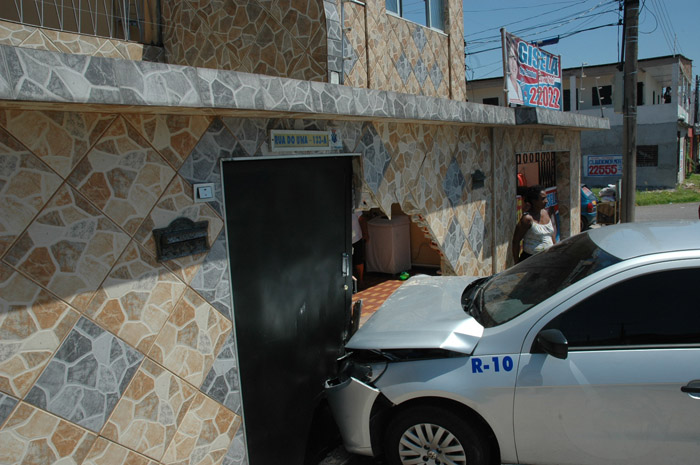 
        
            Carro destrói fachada de casa no Telégrafo
        
    