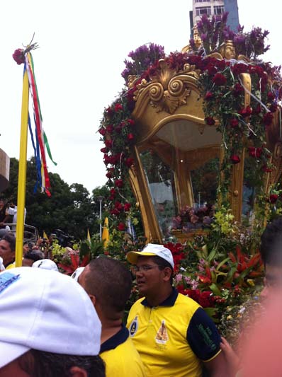 
        
            Devoção e solidariedade movem devotos
        
    