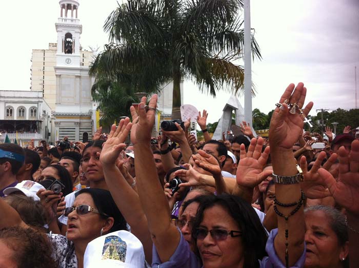 
        
            Devoção e solidariedade movem devotos
        
    
