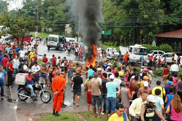 
        
            Protesto dos Moradores do Conjunto Eduardo Angelim
        
    