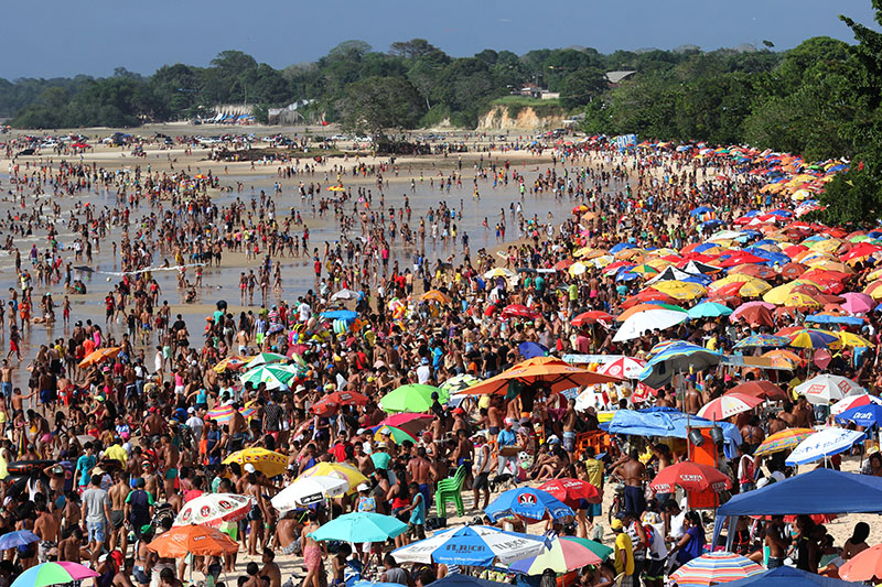 
        
            30 mil pessoas lotam praia de Outeiro
        
    