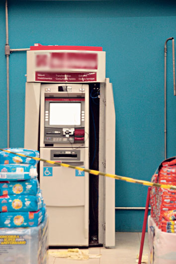 
        
            Imagens de assalto em loja são divulgadas
        
    