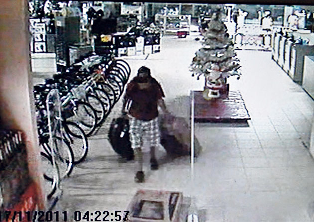 
        
            Imagens de assalto em loja são divulgadas
        
    