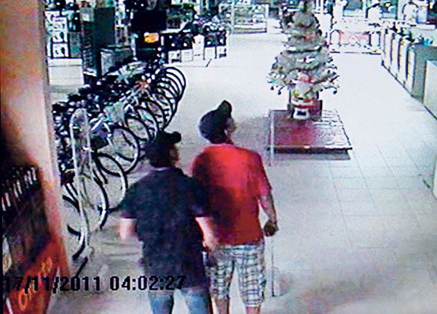 
        
            Imagens de assalto em loja são divulgadas
        
    