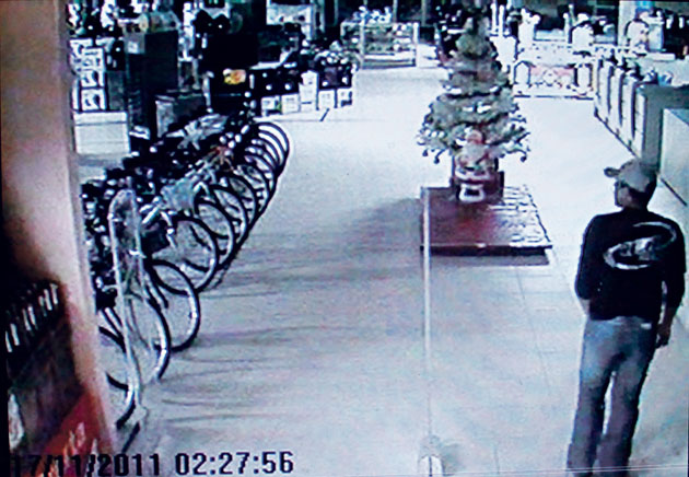 
        
            Imagens de assalto em loja são divulgadas
        
    