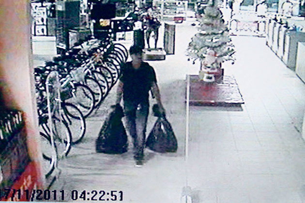 
        
            Imagens de assalto em loja são divulgadas
        
    