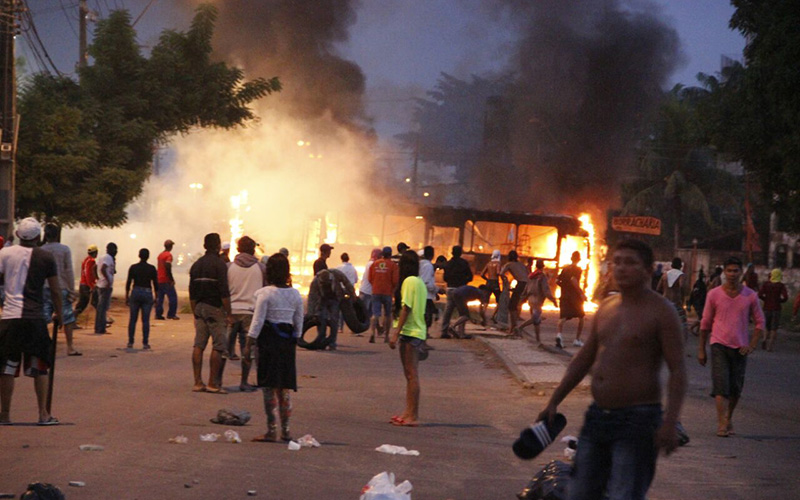 Manifestantes incendeiam coletivos na Mário Covas