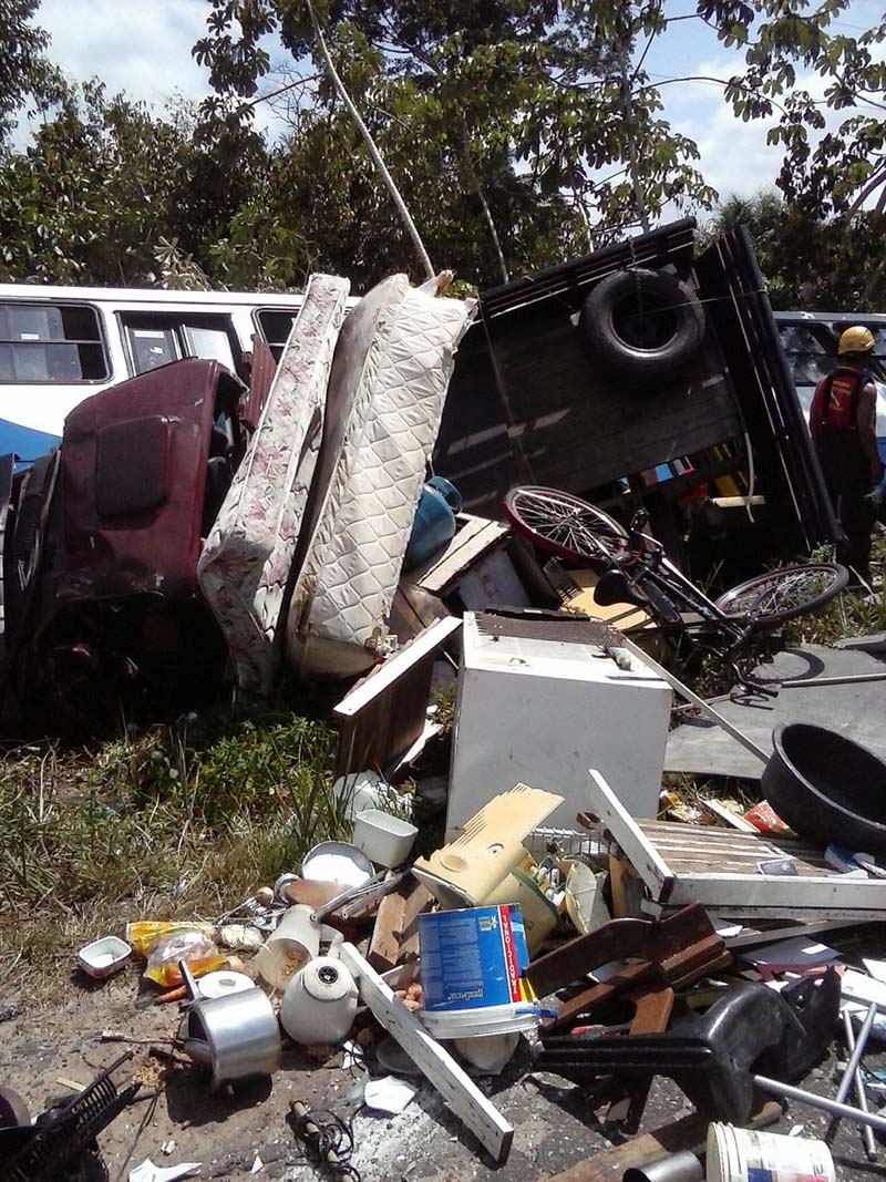 
        
            Veja imagens do acidente entre ônibus e caminhonete na estrada de Mosqueiro
        
    