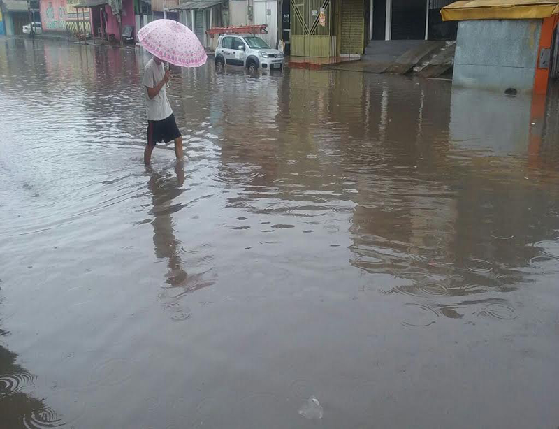 Belém fica alagada após chuva nesta sexta-feira