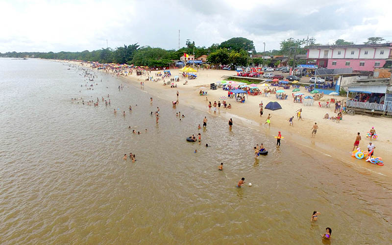 
        
            Banhistas aproveitam praia de Outeiro no domingo de Páscoa
        
    