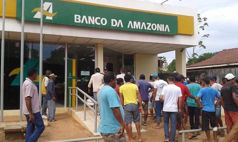 
        
            Quadrilha assalta dois bancos e faz vários reféns
        
    
