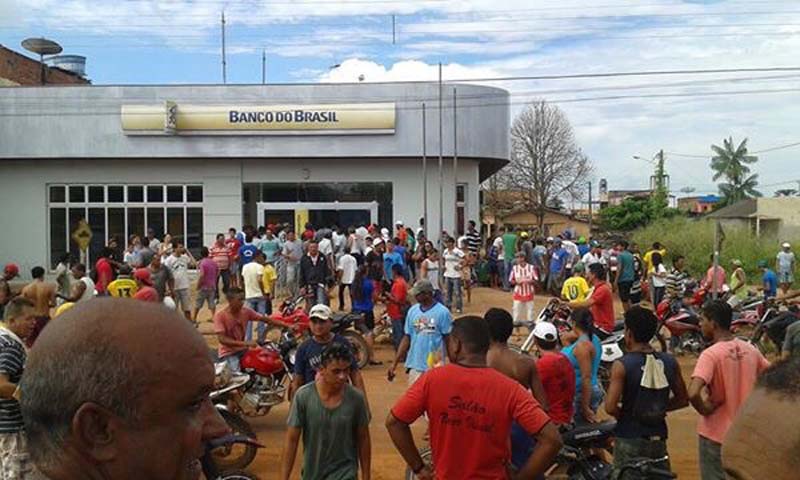 
        
            Quadrilha assalta dois bancos e faz vários reféns
        
    
