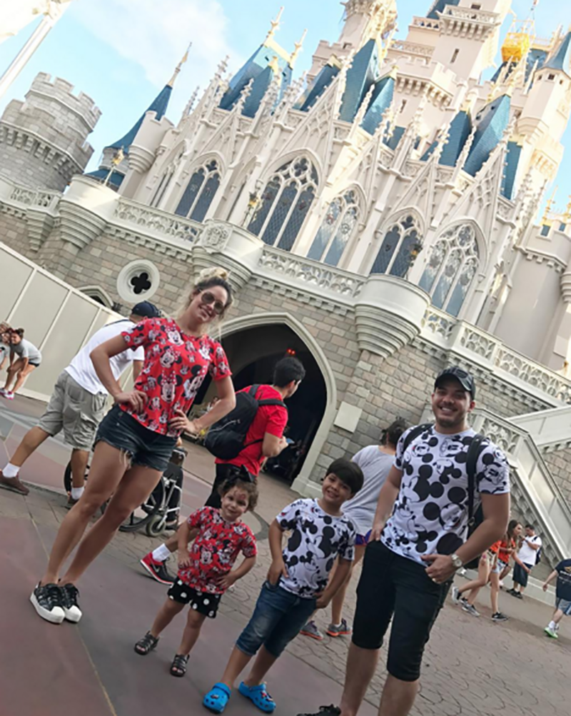 
        
            Safadão divulga fotos com Thyane na Disney
        
    