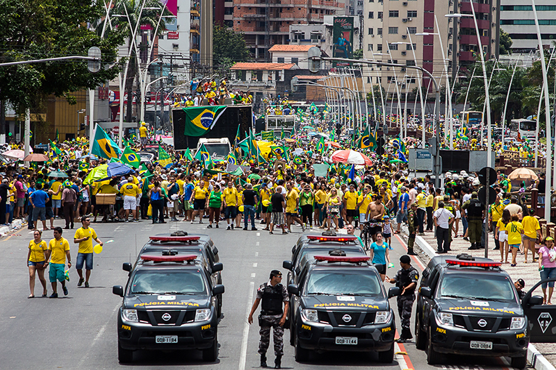 
        
            Manifestação reúne cerca de 50 mil em Belém
        
    