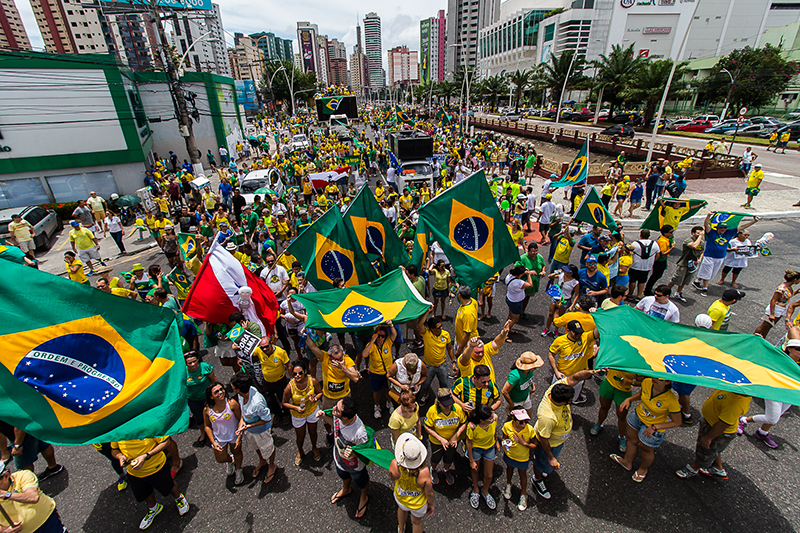 
        
            Manifestação reúne cerca de 50 mil em Belém
        
    