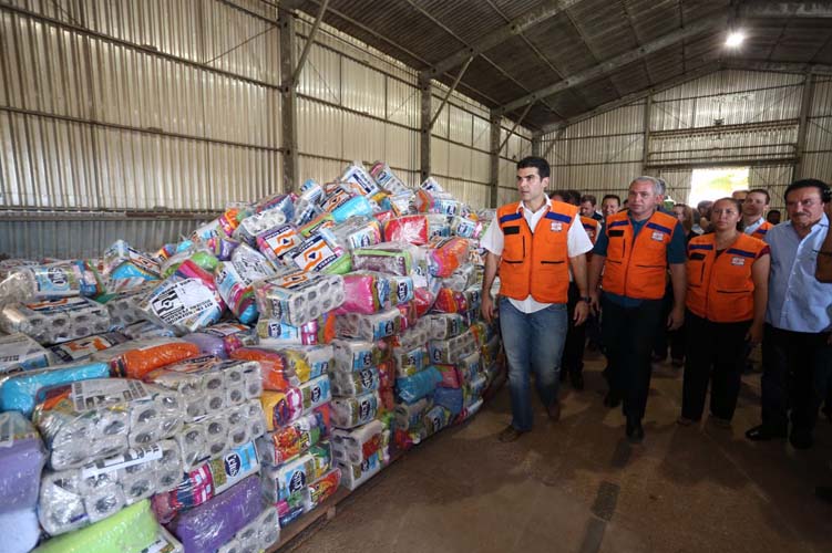Helder entrega ajuda humanitária em Santarém