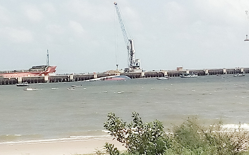 
        
            Após acidente, navio afunda em Vila do Conde
        
    