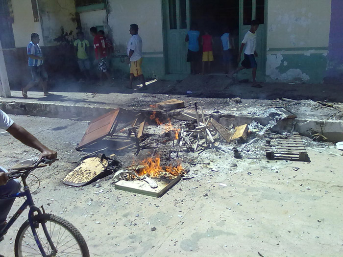 
        
            Moradores fazem quebra-quebra em Curralinho
        
    