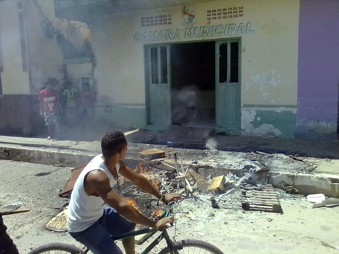 
        
            Moradores fazem quebra-quebra em Curralinho
        
    