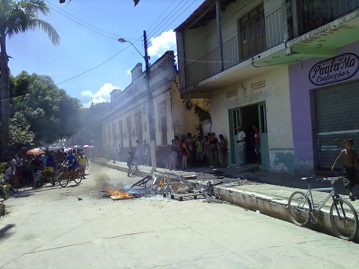 
        
            Moradores fazem quebra-quebra em Curralinho
        
    