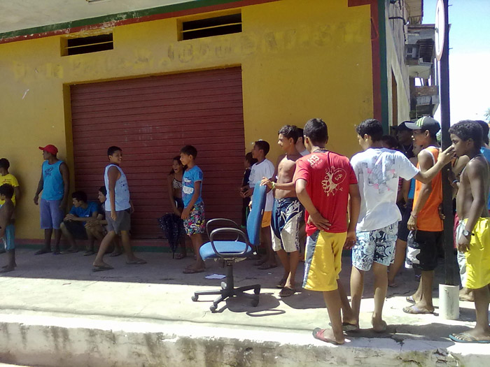 
        
            Moradores fazem quebra-quebra em Curralinho
        
    