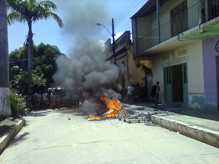
        
            Moradores fazem quebra-quebra em Curralinho
        
    