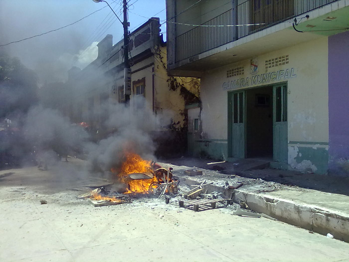 
        
            Moradores fazem quebra-quebra em Curralinho
        
    