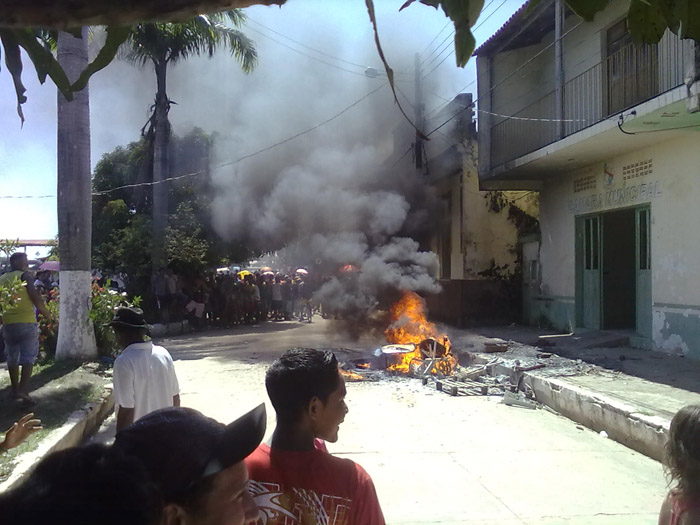
        
            Moradores fazem quebra-quebra em Curralinho
        
    
