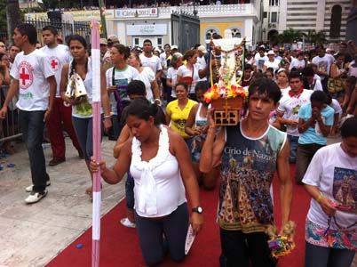 
        
            Devoção e solidariedade movem devotos
        
    