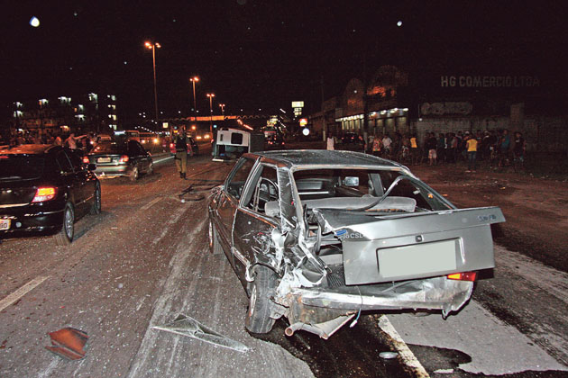 
        
            Van fura blitz e capota na BR
        
    
