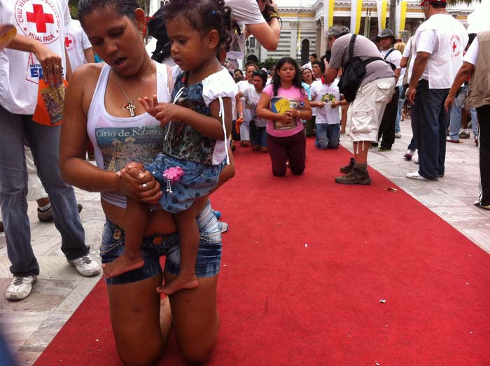 
        
            Devoção e solidariedade movem devotos
        
    