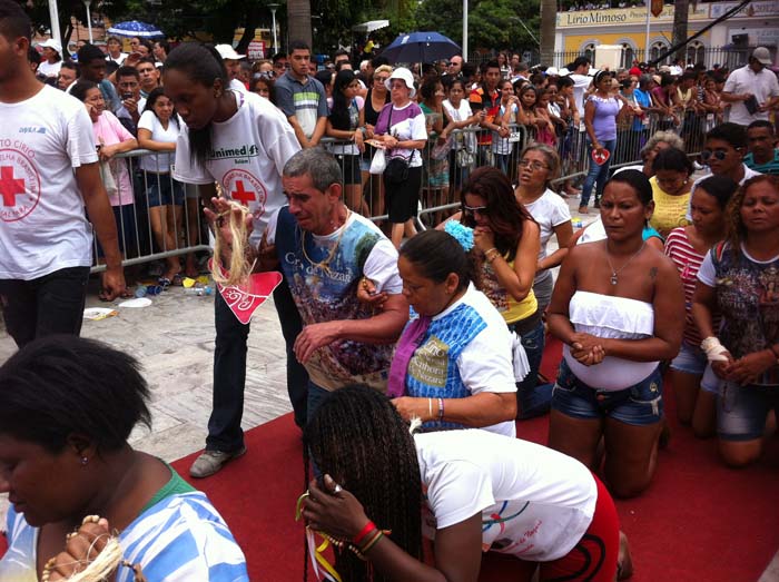 
        
            Devoção e solidariedade movem devotos
        
    