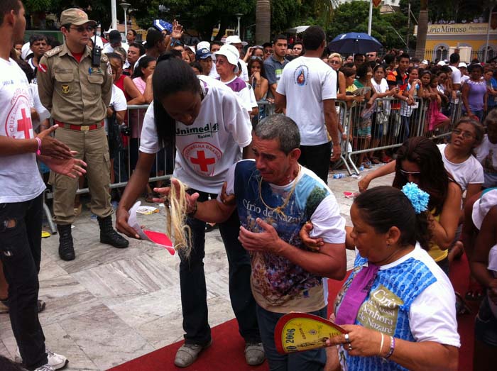 
        
            Devoção e solidariedade movem devotos
        
    